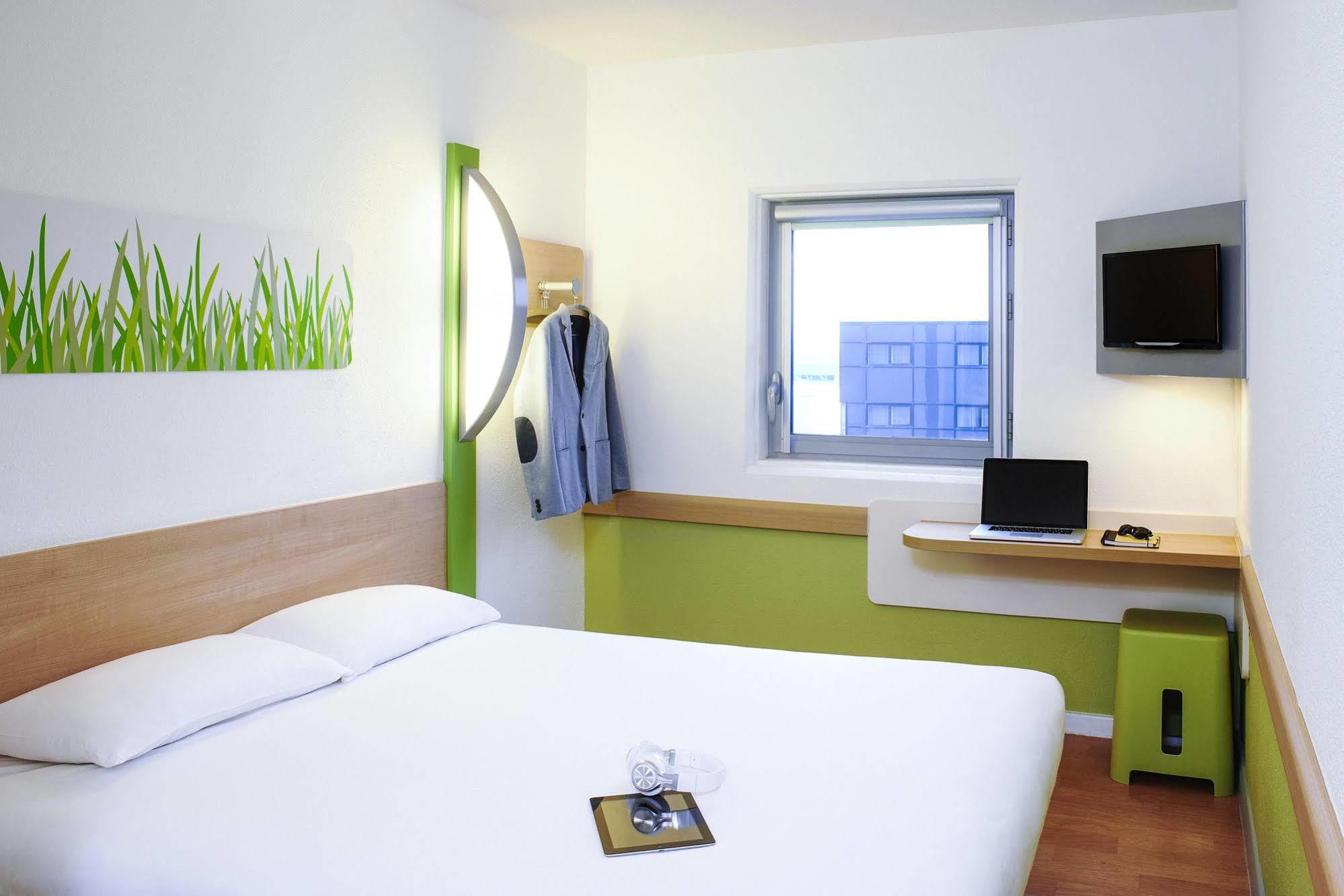 Ibis Budget Versailles Coignières Exterior foto