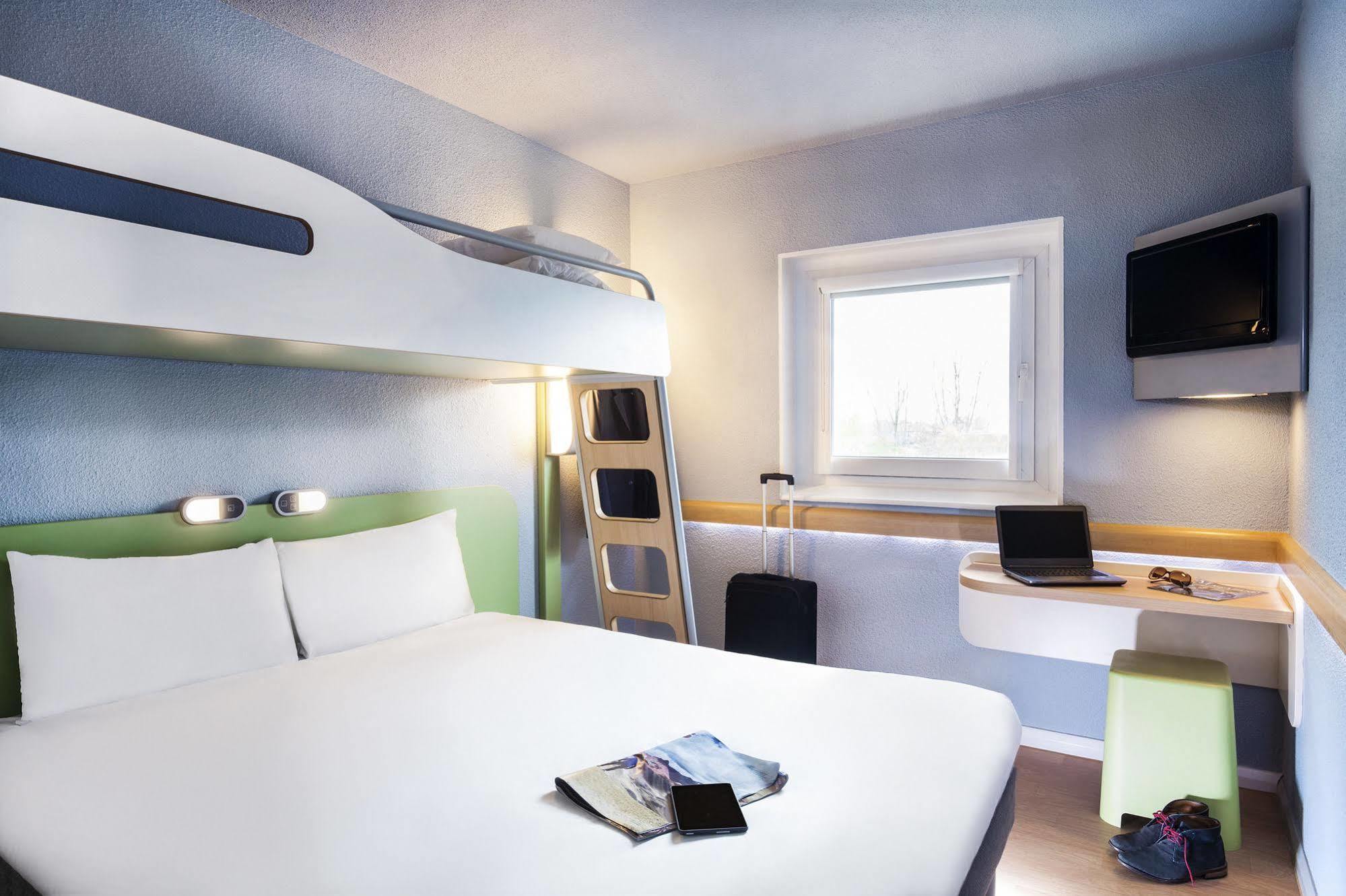 Ibis Budget Versailles Coignières Exterior foto
